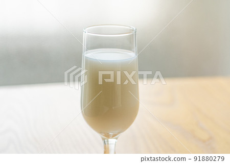 玻璃杯裡的乳酸飲料照片素材 玻璃杯裡的乳酸飲料照片素材 91880279