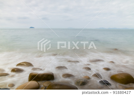 在慢鏡頭中看到海灘上的海浪 91880427