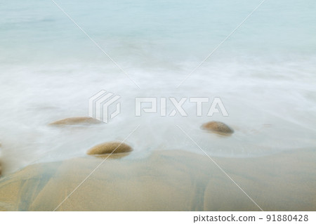 在慢鏡頭中看到海灘上的海浪 在慢鏡頭中看到海灘上的海浪 91880428
