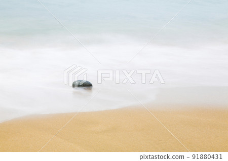在慢鏡頭中看到海灘上的海浪 91880431