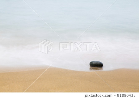 在慢鏡頭中看到海灘上的海浪 在慢鏡頭中看到海灘上的海浪 91880433
