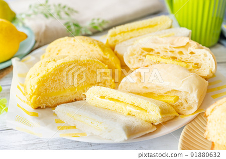 Lemon-flavored bread Lemon-flavored bread 91880632