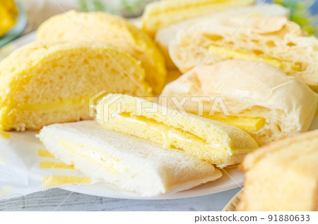 Lemon-flavored bread 91880633