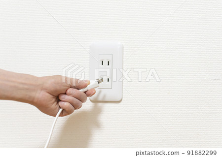 從插座上拔下電源節省圖像 91882299