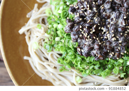 用黑豆和大量蔥製作的冷蕎麥麵 91884852