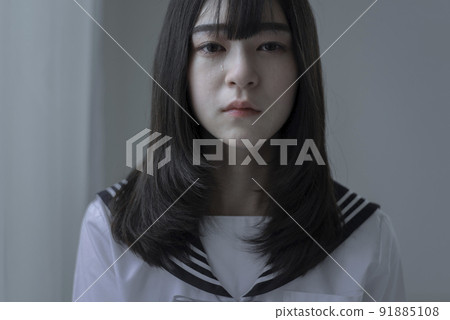 流淚的半身女高中生 91885108
