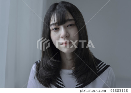流淚的半身女高中生 91885118