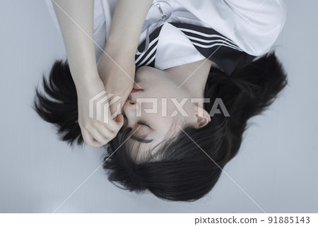 半長的高中女生躺在白色的房間裡 91885143