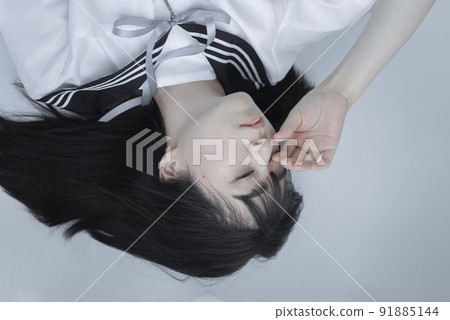 半長的高中女生躺在白色的房間裡 91885144