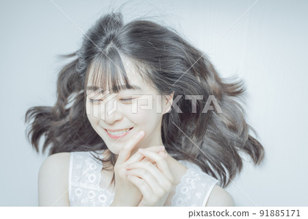 半長的年輕女子躺在白色的房間裡 91885171