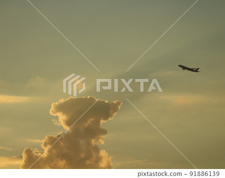 日落雲和飛機 91886139