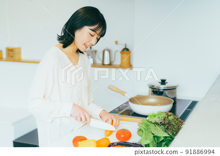 一個女人切蔬菜 91886994