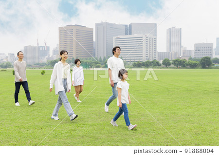 三代人在公園散步 91888004