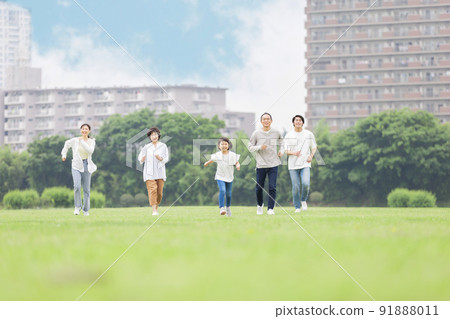 三代人在公園裡跑步 91888011