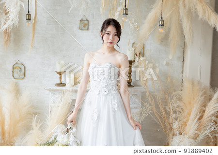 japanese bride dress Wedding Guide to Shiromuku, Uchikake & More Japanese bride (horizontal position, half