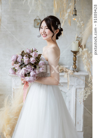 japanese bride dress Tsunokakushi in white by Johan Brooks,