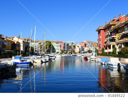 Jetty with yacht. Yachts and motor boats in marina Port Saplaya, Valencia. Jetty with yacht. Yachts and motor boats in marina Port Saplaya, Valencia. 91889522