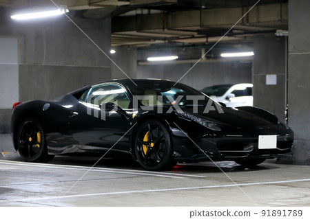 停車場中一輛跑車的圖像 停車場中一輛跑車的圖像 91891789