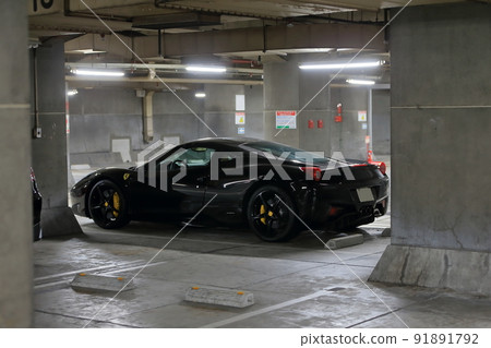 停車場中一輛跑車的圖像 停車場中一輛跑車的圖像 91891792
