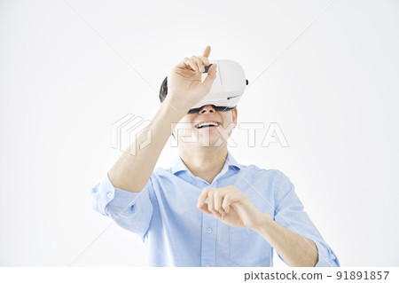 戴VR護目鏡的男士 91891857