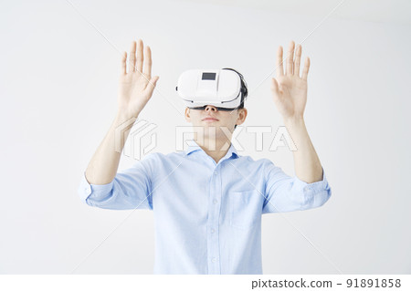 體驗佩戴 VR 護目鏡的男士 91891858