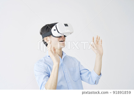戴著 VR 護目鏡的驚訝男人 91891859