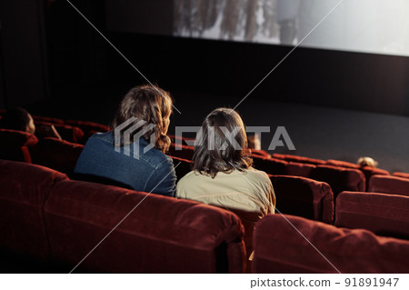 Couple watching movie in the cinema 91891947