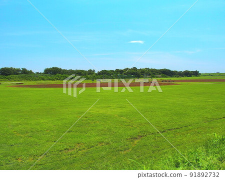 平日江戶川河床風景與夏季棒球場 91892732