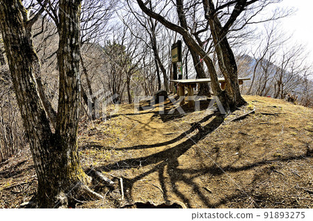 丹澤的京岳，北華山-京岳垂直路線的觀景台上的休息處 91893275