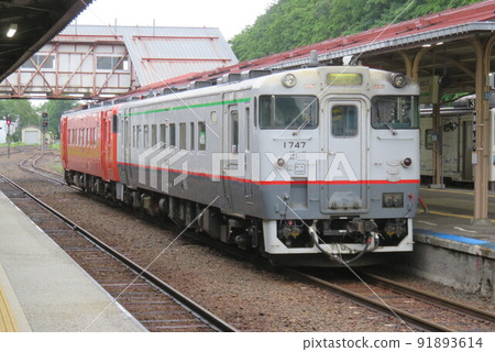 Kiha 40 series diesel vehicle stopped at Abashiri Station 91893614