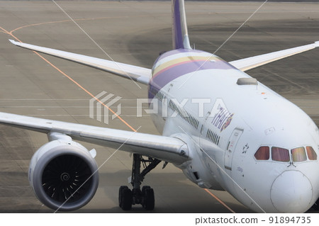到達登機橋的客機泰國航空公司國際噴氣式飛機 91894735