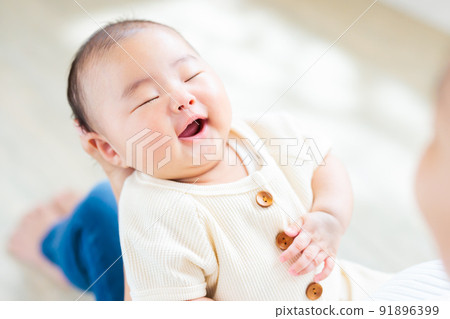 2 個月大的笑寶寶在媽媽腿上的接觸 91896399