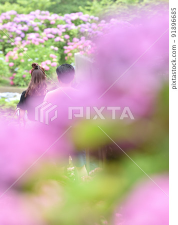 Two people to look at 91896685