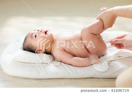 如何緩解嬰兒便秘 棉籤灌腸 肛門刺激 91896729