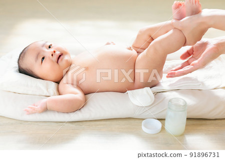 給寶寶臀部抹潤膚霜 馬油 凡士林 尿布疹 產後2個月尿布皮炎的對策 91896731