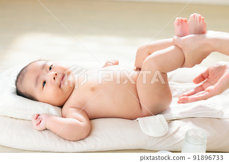 給寶寶臀部抹潤膚霜 馬油 凡士林 尿布疹 產後2個月尿布皮炎的對策 給寶寶臀部抹潤膚霜 馬油 凡士林 尿布疹 產後2個月尿布皮炎的對策 91896733