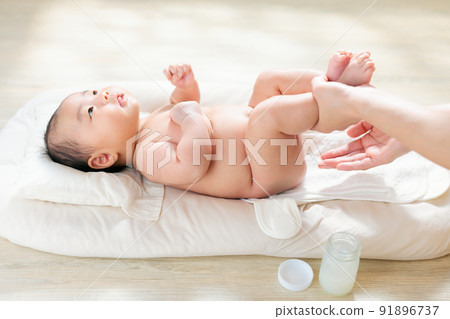 給寶寶臀部抹潤膚霜 馬油 凡士林 尿布疹 產後2個月尿布皮炎的對策 給寶寶臀部抹潤膚霜 馬油 凡士林 尿布疹 產後2個月尿布皮炎的對策 91896737