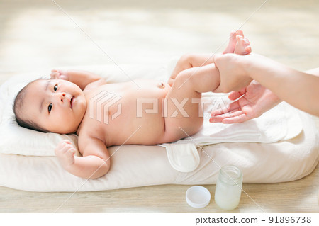 Apply a moisturizer to the baby's buttocks Horse oil Vaseline Diaper rash Countermeasures against diaper dermatitis 2 months after birth 91896738