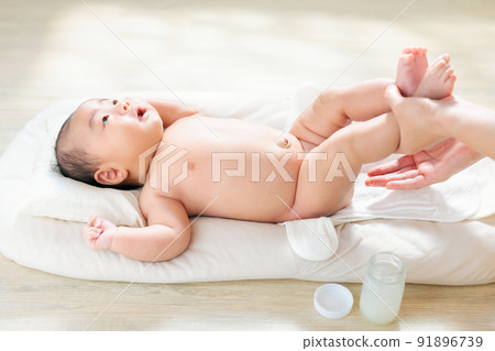 給寶寶臀部抹潤膚霜 馬油 凡士林 尿布疹 產後2個月尿布皮炎的對策 91896739