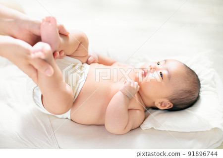 Parent-child play with baby, contact play, indoor play, exercise play, skinship, foot exercise 91896744