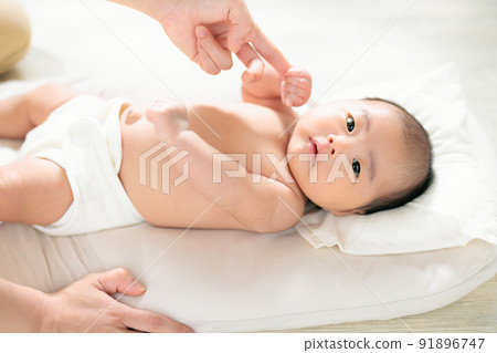 Parent-child contact, hand play, contact play, grasp reflex, baby holding mom's finger, 1 month old 91896747