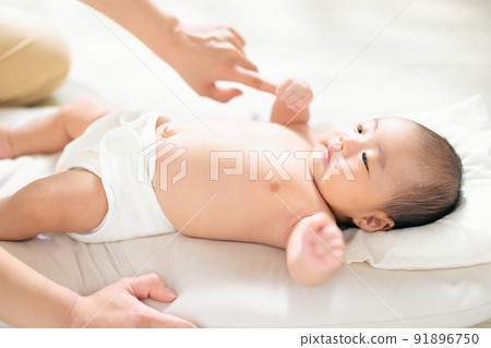 親子接觸 手玩 接觸玩 抓握反射 寶寶握媽媽的手指 1個月大 91896750