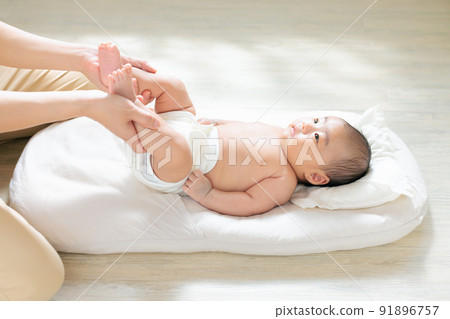 Parent-child play with baby, contact play, indoor play, exercise play, skinship, foot exercise Parent-child play with baby, contact play, indoor play, exercise play, skinship, foot exercise 91896757