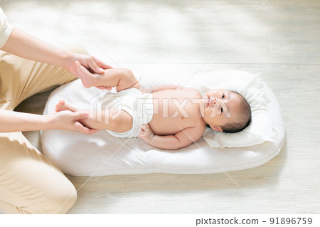Parent-child play with baby, contact play, indoor play, exercise play, skinship, foot exercise 91896759