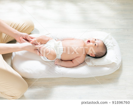Parent-child play with baby, contact play, indoor play, exercise play, skinship, foot exercise Parent-child play with baby, contact play, indoor play, exercise play, skinship, foot exercise 91896760