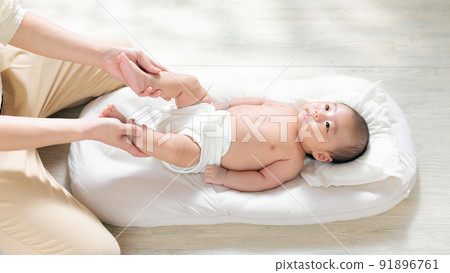 Parent-child play with baby, contact play, indoor play, exercise play, skinship, foot exercise Parent-child play with baby, contact play, indoor play, exercise play, skinship, foot exercise 91896761