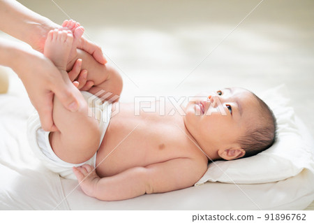Parent-child play with baby, contact play, indoor play, exercise play, skinship, foot exercise Parent-child play with baby, contact play, indoor play, exercise play, skinship, foot exercise 91896762