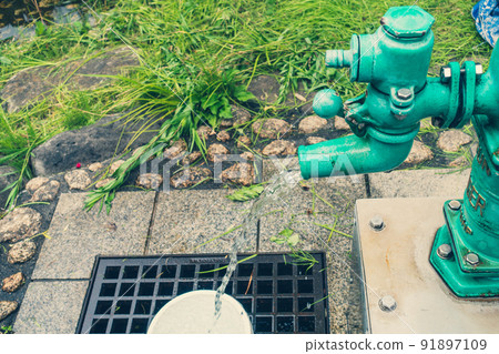 [台滿井旁的水泵]從水泵中湧出的井水[松本市浦町] 91897109