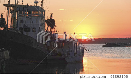 Old abandoned fishing boat at sunset 91898106