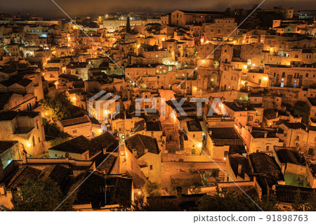 Matera's cave dwellings at night in southern Italy 91898763